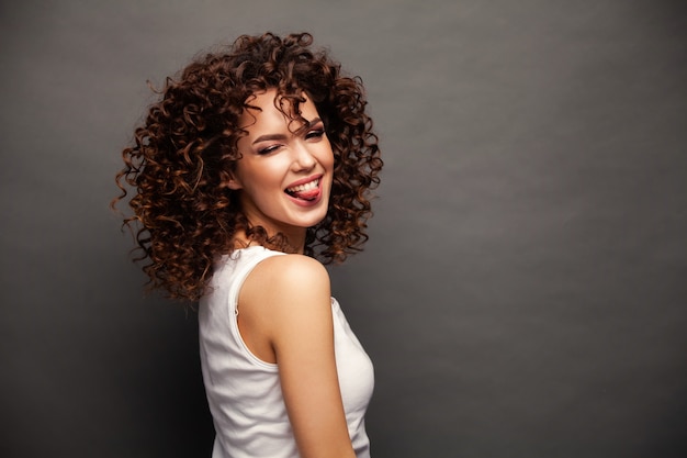 Photo happy young woman or teen girl in casual clothes having fun.