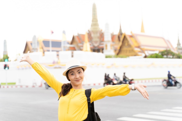 タイを旅行する幸せな若い女性