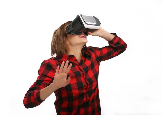 Счастливая молодая женщина с гарнитурой виртуальной реальности Будущее прямо сейчас Изолированный портрет