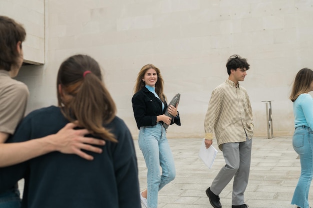 Foto una giovane donna felice che cammina per strada