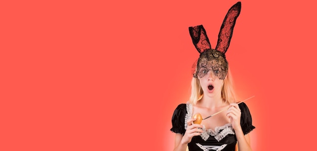Счастливая молодая женщина в кроличьих ушах и с пасхальными яйцами копирует пространство сумасшедшие люди женщина пасхальный би