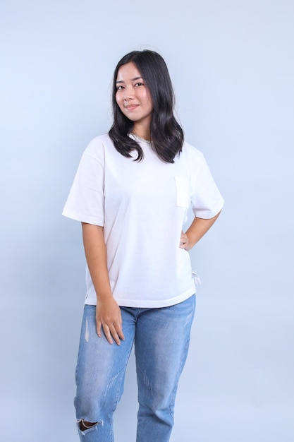 Фото Счастливая молодая женщина в белой футболке для модного мокета