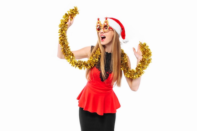 Foto felice giovane donna che indossa un vestito e un cappello da babbo natale