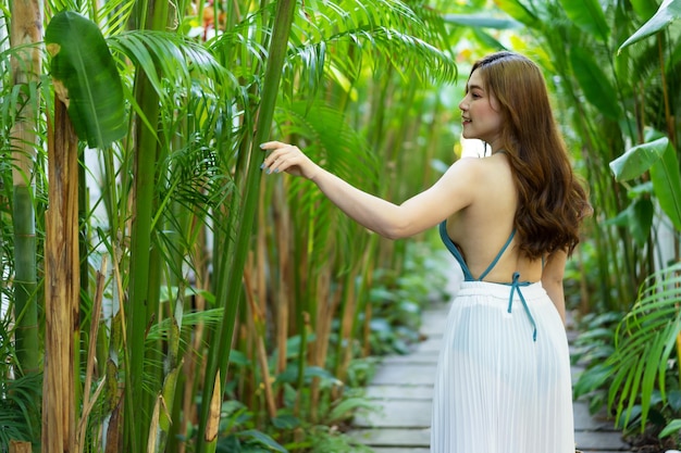 庭で楽しんで水着を着て幸せな若い女性