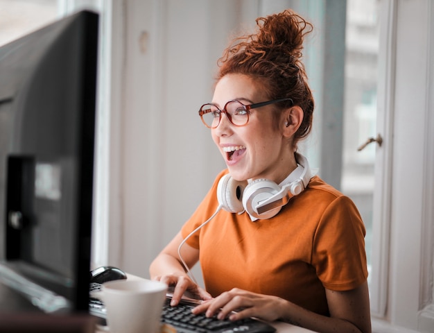 Photo happy young working girl