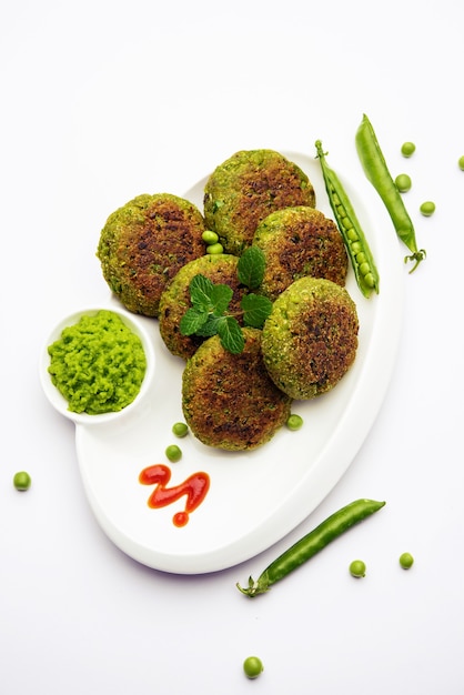 Hara bhara Kabab of Kebab is een Indiaas vegetarisch snackrecept geserveerd met groene muntchutney op een humeurig oppervlak. selectieve focus