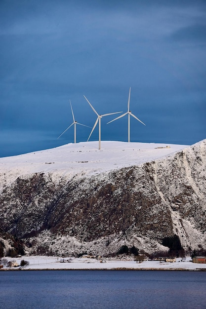 ハラムスヤの山頂にある風力発電所のタービン Alesund og Romsdal ノルウェー