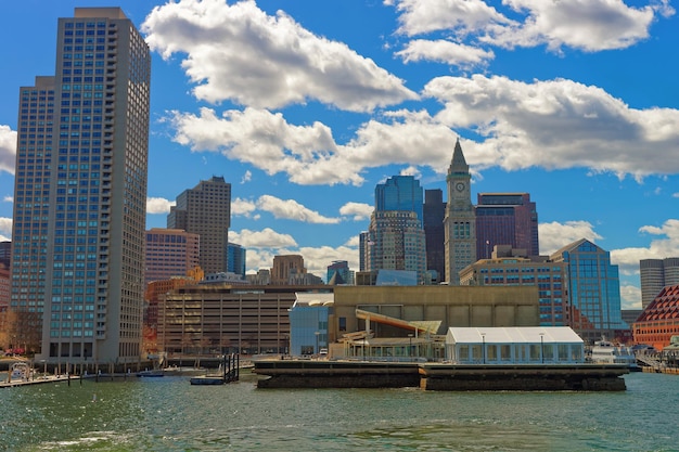 Photo harbor and the skyline of the financial district in boston, the united states. it is one of the oldest cities in usa. boston was founded in 1630 by the puritan immigrants who came from england.