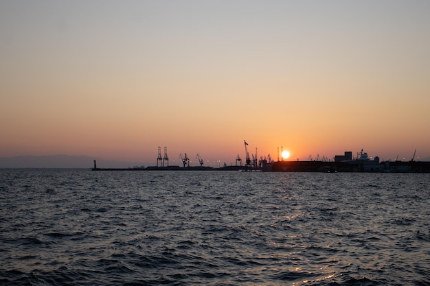 写真 港の夕日。夏の夜の海