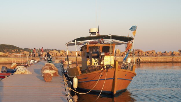 Вид на гавань с привязанной рыбацкой лодки у пирса греция