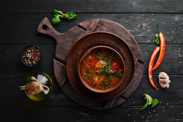 Harcho-soep met vlees en tomaten Oekraïense keuken Bovenaanzicht Vrije ruimte voor uw tekst Rustieke stijl