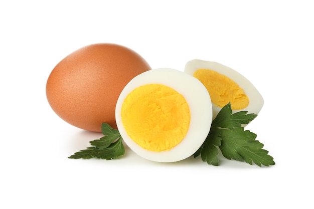 Яйца, сваренные вкрутую, изолированные на белом фоне