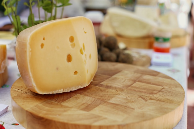 Formaggio a pasta dura, fatto in casa.