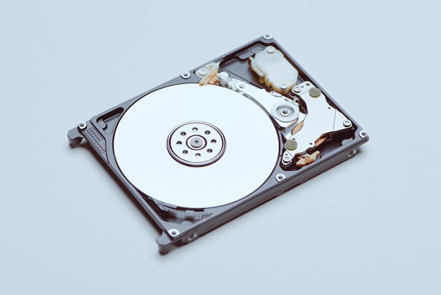 Photo a hard disk drive isolated on white background
