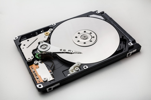 Фото Жесткий диск hdd, изолированные на белом фоне, в разобранном виде