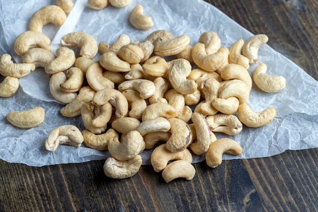 Foto hard gebrande en gepelde cashewnoten op tafel