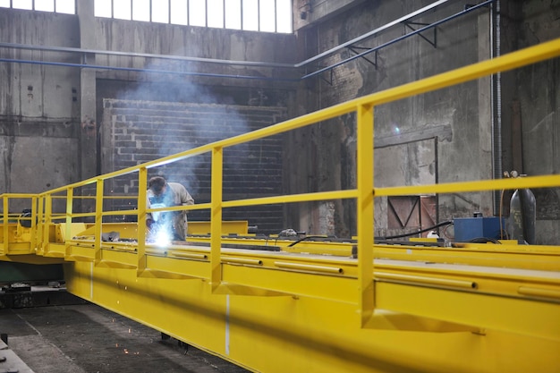 hard ijzer en staal industri werknemer binnen werken in fabriek met lasmachine