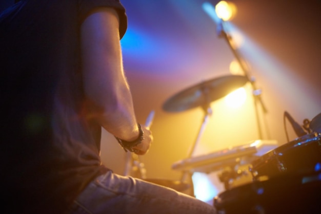 Hard op de huiden slaan Een jonge drummer die op het podium rockt