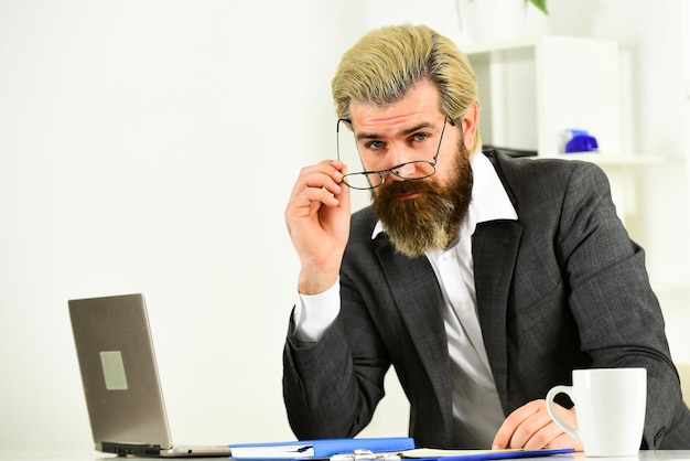 Hard werken, hard spelen, modern kantoorleven, afstandswerk tijdens coronavirus quarantaine, volwassen schoolleraar, zakelijke zakenman, baarde man in jas met laptop, baas op de werkplek.