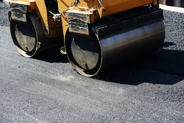 Foto duro lavoro sulla costruzione di asfalto