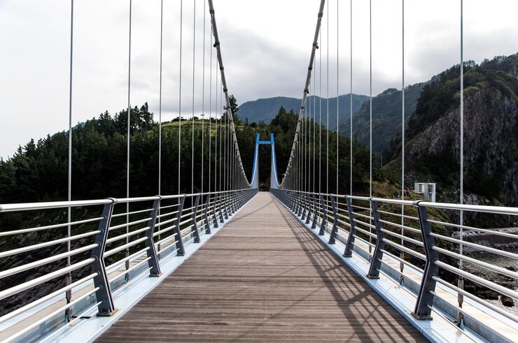 Photo hardanger bridge leading towards mountain against cloudy sky