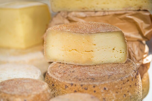 Harde kaas een groot stuk kaas in een kaasfabriek op een plank productie en verkoop van kaas