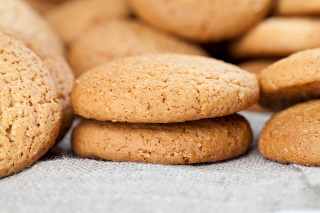 Harde koekjes gebakken met havermout en tarwemeel