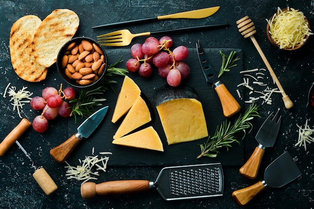 Harde oude kaas op een bord met snacks Rustieke stijl Gratis kopieerruimte