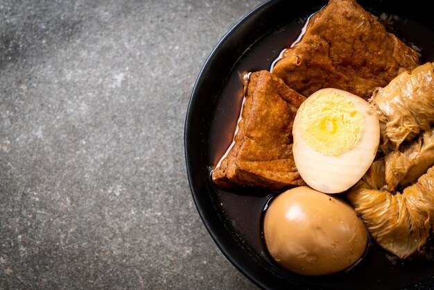 hardgekookt ei in bruine saus of zoete jus