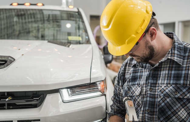 Hardhat bouwvakker voor een pick-up