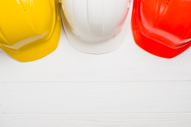 Photo hardhats on wooden table