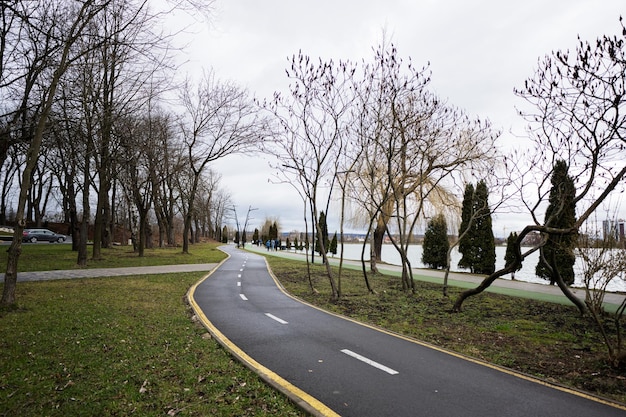 Hardloop- en fietspaden langs de dijk van de stadssteeg Meerpromenade