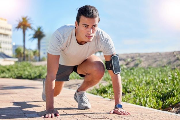 Hardloopfitness en begin met man en race in de buitenlucht voor gezondheidssport en marathontraining Trainingsoefening en prestatie met hardloper en klaar voor snelheidswellness en snelle uitdaging