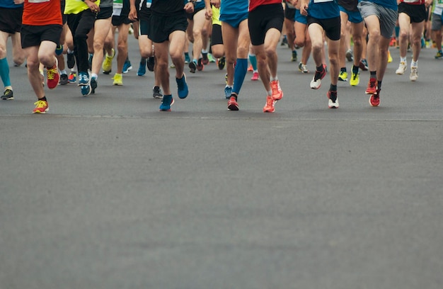 Hardloopwedstrijden stadsmarathon een menigte mensen die door de straten van de stad rennen