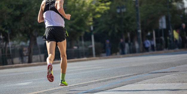 Hardlopen in de stad wegen Jonge man runner achteraanzicht onscherpe achtergrond