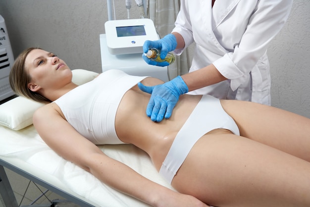 Аппаратная косметология молодая женщина, получающая косметические процедуры в спа-салоне