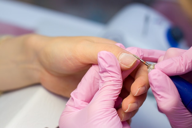 Manicure hardware con macchina elettrica. procedura per la preparazione delle unghie prima di applicare lo smalto.