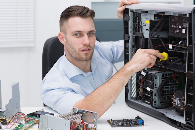 Hardwareprofessional die cpu met stethoscoop onderzoeken