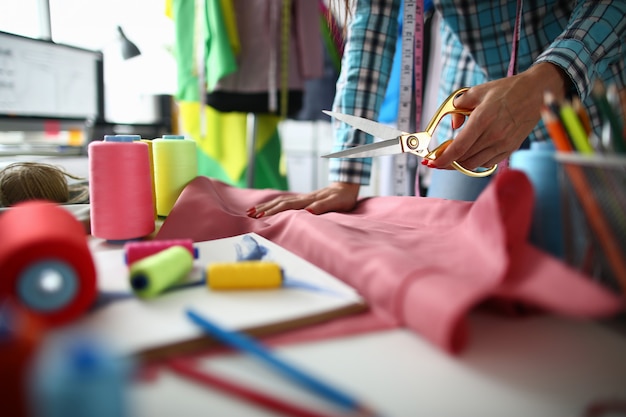 Hardwerkende kleermaker met een schaar