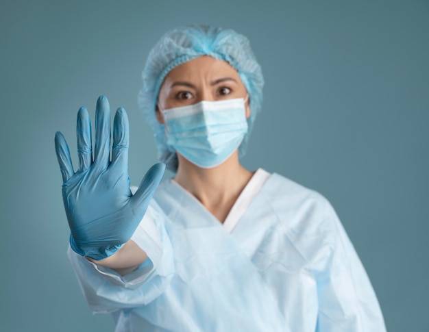 Foto hardwerkende verpleegster met chirurgisch masker