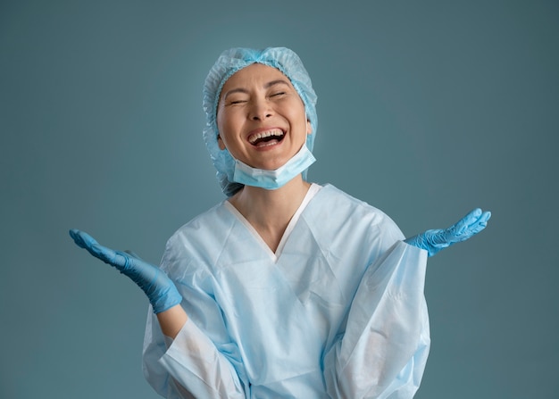 Foto hardwerkende verpleegster met chirurgisch masker