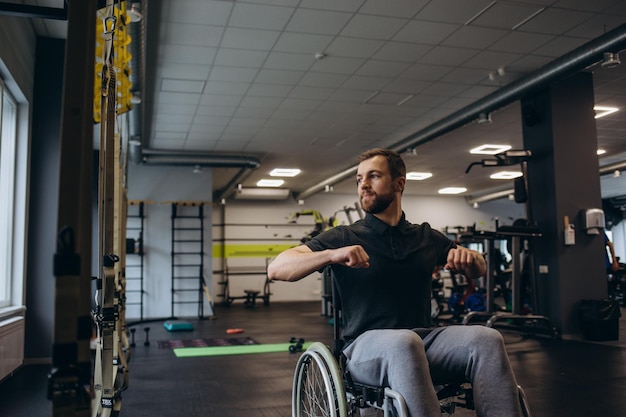 Трудолюбивый инвалид тренируется с весами в спортзале