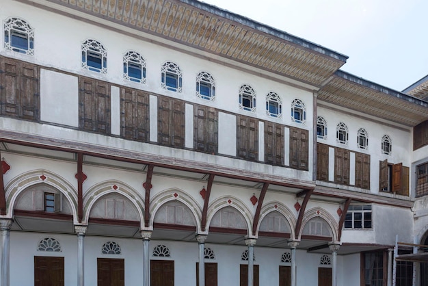 Двор гарема с голубым восточным орнаментом на белых стенах в османском дворце История и туризм