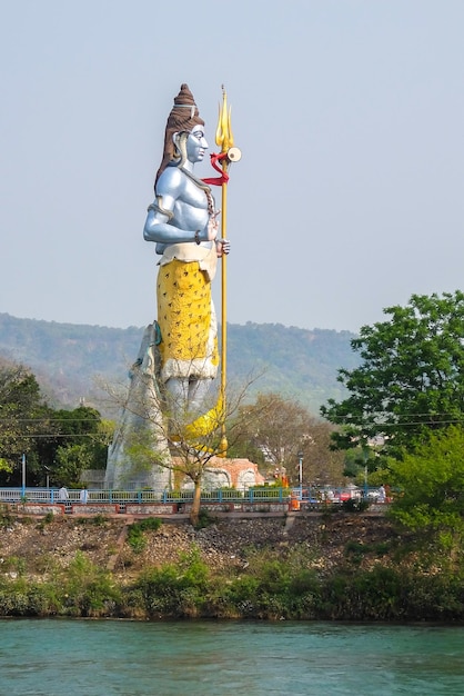 Haridwar india bella vista della statua di shiva sulla riva del fiume gange ad haridwar