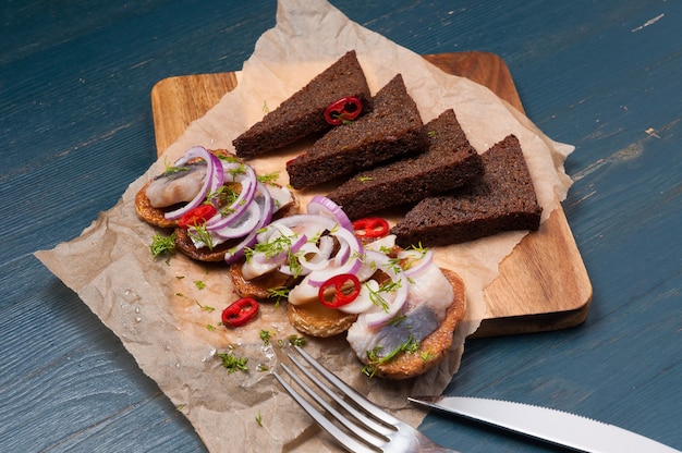 Haring met aardappelen zwart brood en chilipeper