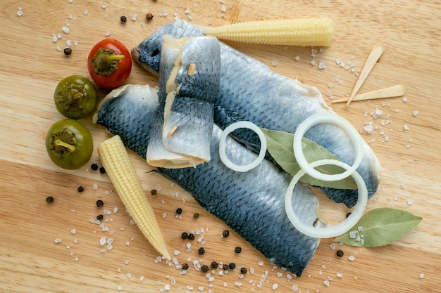 Haringfilet gemarineerd Koud voorgerecht Uitzicht van bovenaf