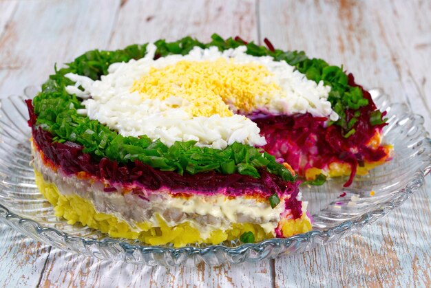 Haringsalade onder een bontjas op het mooie bord