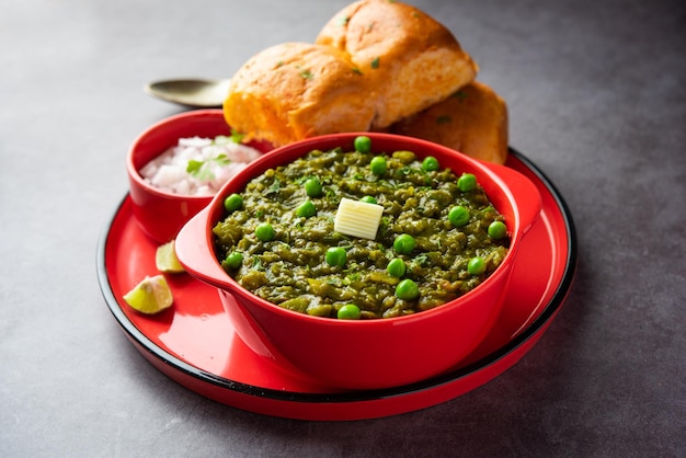 Hariyali green pav bhaji is a variation of a traditional pav bhaji made using leafy vegetables