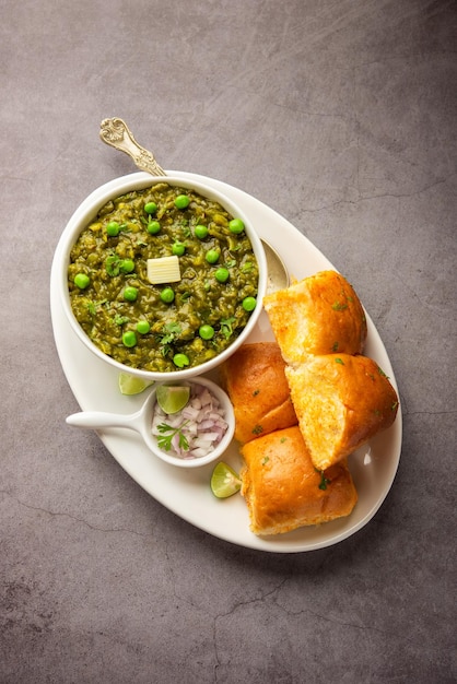Hariyali 녹색 Pav bhaji는 잎이 많은 채소를 사용하여 만든 전통적인 pav bhaji의 변형입니다.