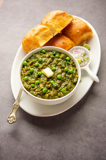 Foto il pav bhaji verde hariyali è una variazione di un tradizionale pav bhaji realizzato con verdure a foglia